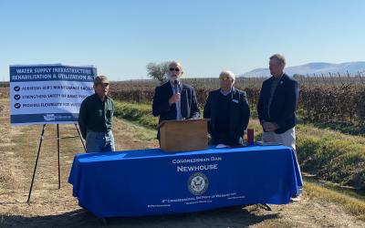 Dan Newhouse with Constituents